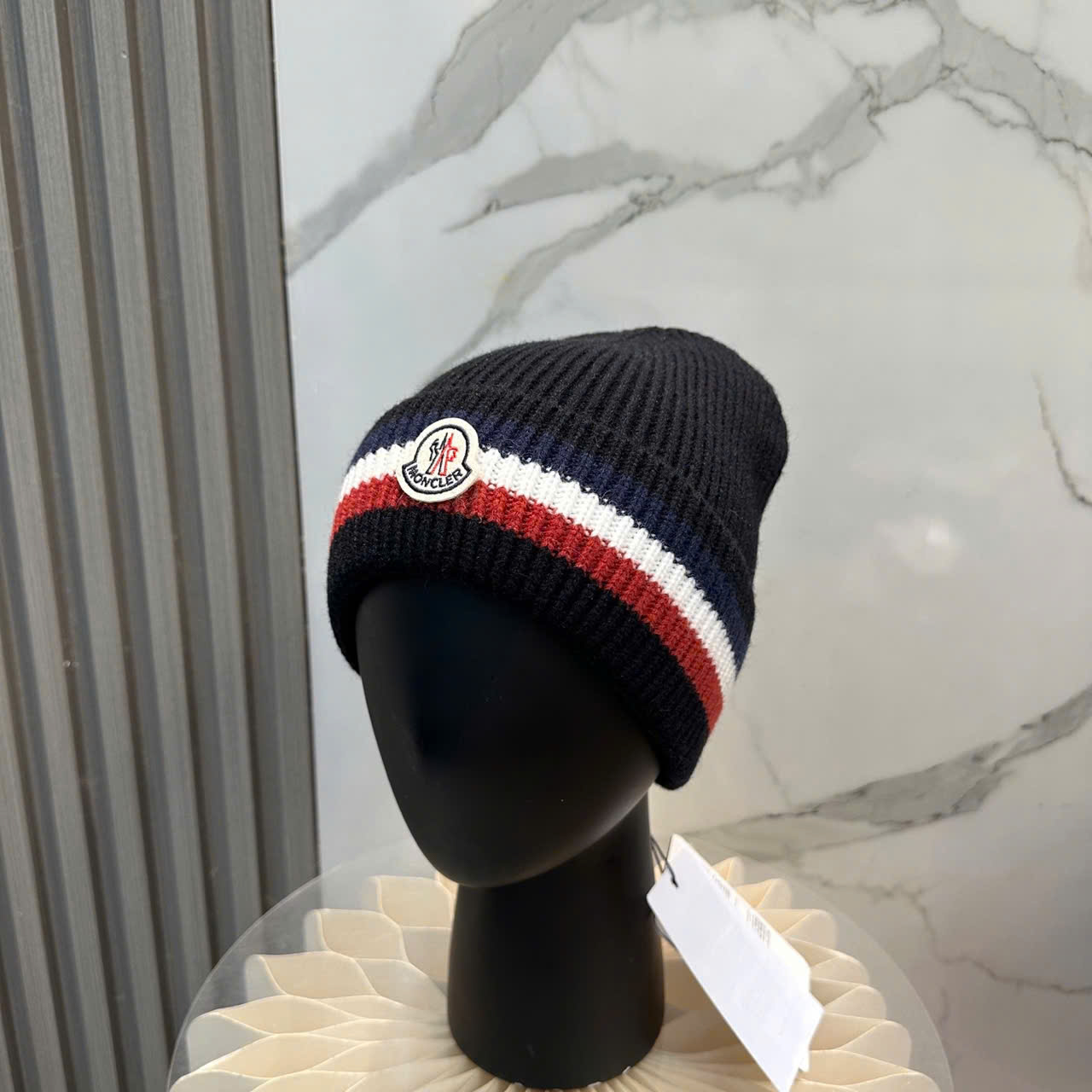mũ len Moncler