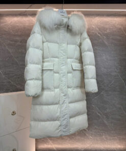 Áo khoác lông vũ Moncler nữ dáng lửng có mũ cổ len cao cấp – giữ ấm sang trọng mùa đông 2026