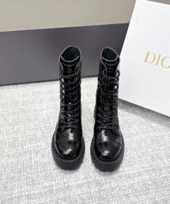 Giày bốt Dior Thu/Đông 2025 Poster D-Major – Boots cưỡi ngựa cao cấp da bò nguyên bản, logo thêu graffiti